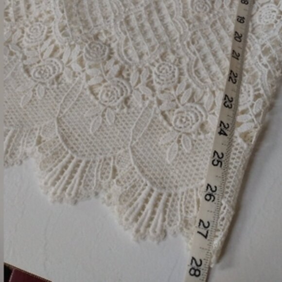 Vintage Single Center Sheer Off-White Lace Edged Swags x 10 ($2.50/curtain) - Picture 7 of 9
